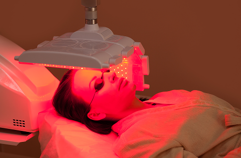 red light therapy with retinol