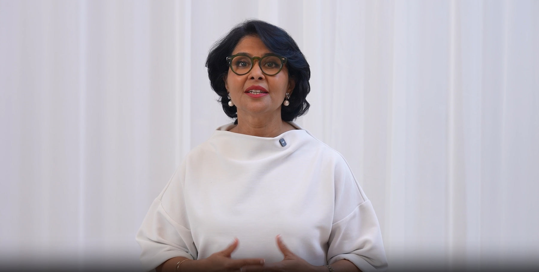 Load video: &lt;div class=&quot;range-bx&quot;&gt;
    &lt;div class=&quot;rang-in&quot;&gt;
        &lt;img src=&quot;https://cdn.shopify.com/s/files/1/0639/3017/1619/files/daily-defence.jpg&quot; alt=&quot;DAILY DEFENCE&quot;&gt;
        &lt;div class=&quot;range-txt&quot;&gt;
              &lt;h3&gt;DAILY DEFENCE&lt;/h3&gt;
            &lt;a class=&quot;how-btn&quot; href=&quot;/pages/daily-defence&quot;&gt;Explore Daily Defence Routine &lt;/a&gt;
        &lt;/div&gt;
    &lt;/div&gt;
     &lt;div class=&quot;rang-in&quot;&gt;
        &lt;img src=&quot;https://cdn.shopify.com/s/files/1/0639/3017/1619/files/night-care.jpg&quot; alt=&quot;NIGHT RECOVERY&quot;&gt;
        &lt;div class=&quot;range-txt&quot;&gt;
        &lt;h3&gt;NIGHT RECOVERY
        &lt;/h3&gt;
        &lt;a class=&quot;how-btn&quot; href=&quot;/pages/night-recovery&quot;&gt;Explore Night Recovery Routine&lt;/a&gt;
        &lt;/div&gt;
    &lt;/div&gt;
     &lt;div class=&quot;rang-in&quot;&gt;
        &lt;img src=&quot;https://cdn.shopify.com/s/files/1/0639/3017/1619/files/eye-wellness.jpg&quot; alt=&quot;EYE WELLNESS RITUAL&quot;&gt;
        &lt;div class=&quot;range-txt&quot;&gt;
          &lt;h3&gt;EYE WELLNESS RITUAL&lt;/h3&gt;
        &lt;a class=&quot;how-btn&quot; href=&quot;/pages/eye-wellness-ritual&quot;&gt;Explore Eye Wellness Ritual&lt;/a&gt;
        &lt;/div&gt;
    &lt;/div&gt;
&lt;/div&gt;